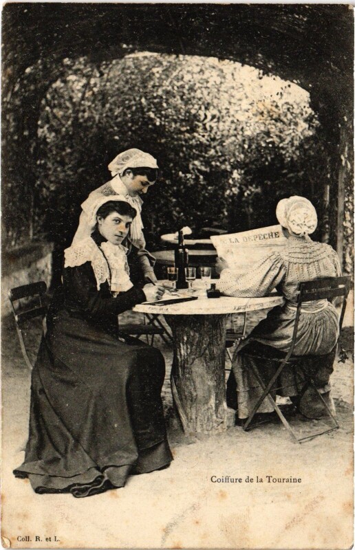 Carte postale ancienne Folklore Tours Coiffure de la Touraine à Tours