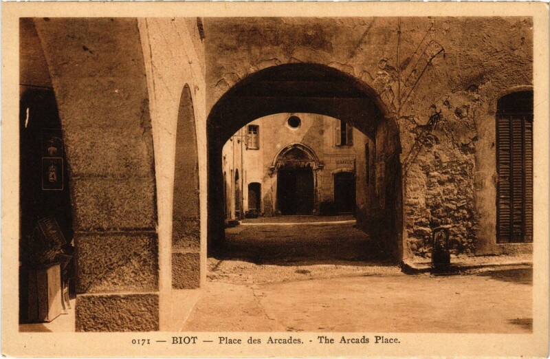 Carte postale ancienne Biot Place de Arcades