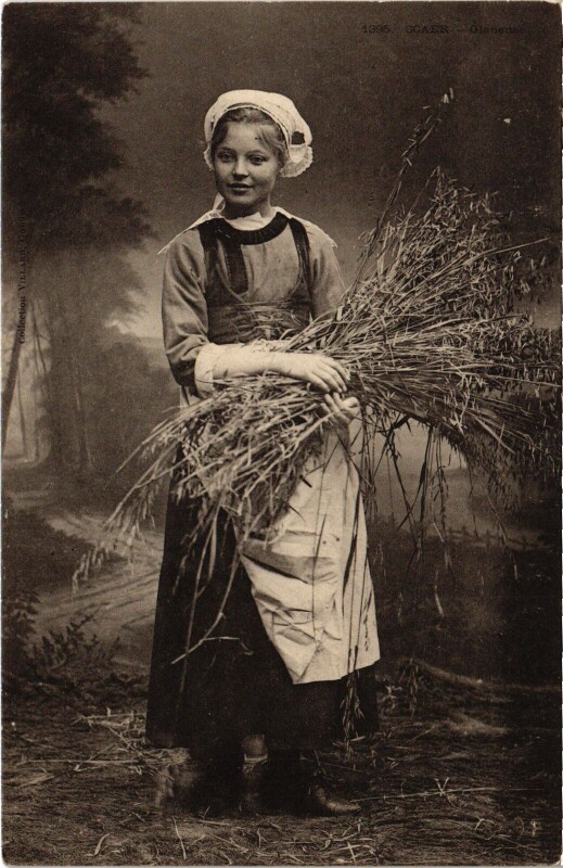 Carte postale ancienne Folklore Scaer Glaneuse