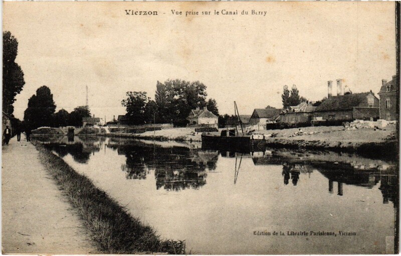 Carte postale ancienne Vierzon vue prise sur la Canal du Berry à Vierzon