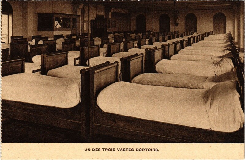 Carte postale ancienne Un des trois vastes dortoirs
