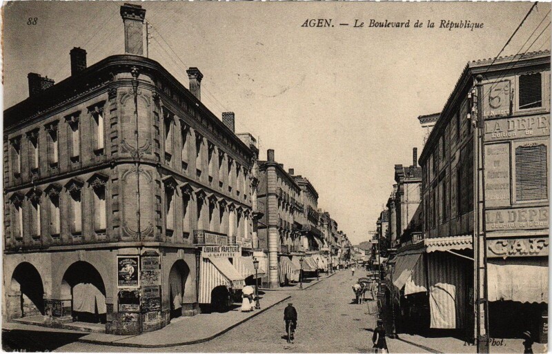 Carte postale ancienne Agen Le Boulevard de la République