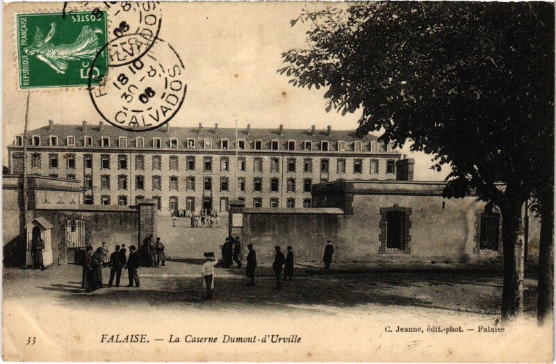 Carte postale ancienne Falaise Caserne Dumont-d'Urville à Falaise