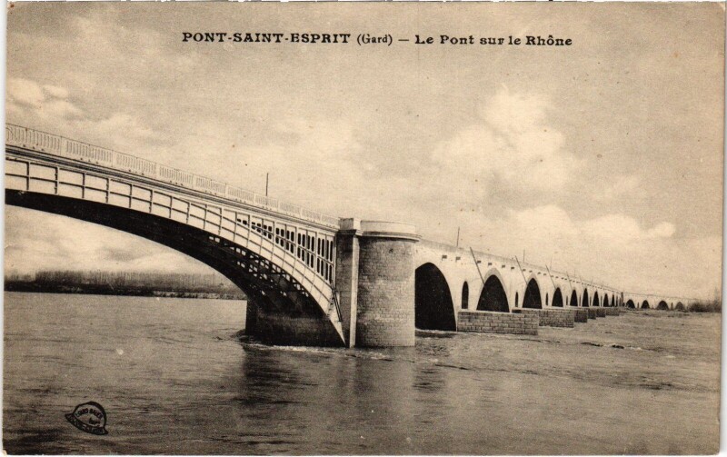 Carte postale ancienne Pont-Saint-Esprit Pont sur le Rhone à Pont-Saint-Esprit