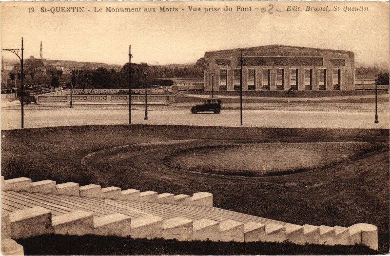 Carte postale ancienne Saint-Quentin Le Monument aux Morts à Saint-Quentin