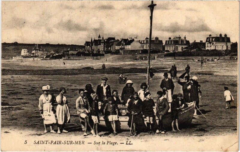 Carte postale ancienne Saint-Pair-sur-Mer sur la Plage à Saint-Pair-sur-Mer