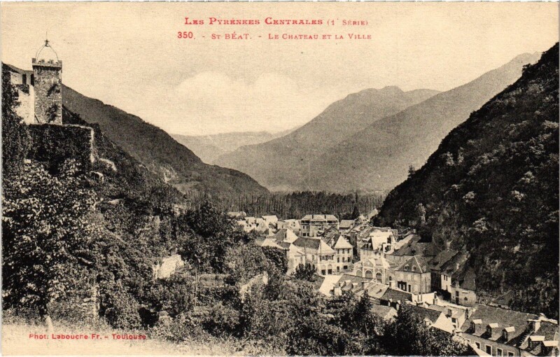 Carte postale ancienne Saint-Béat Le Chateau et la Ville