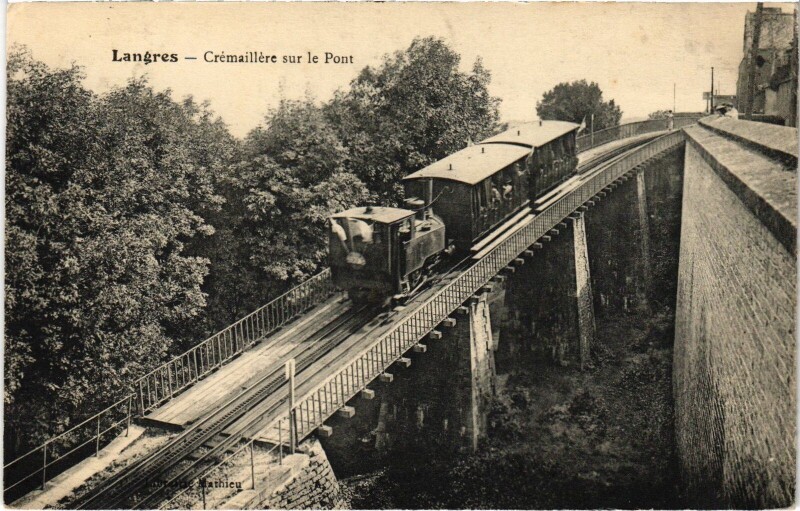 Carte postale ancienne Langres Crémaillere sur le pont à Langres