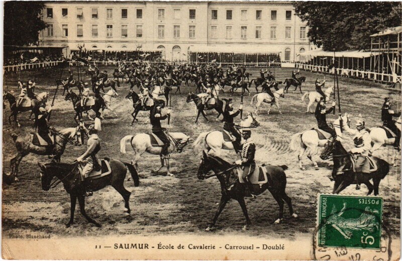 Carte postale ancienne Saumur Ecole de Cavalier Carrousel à Saumur