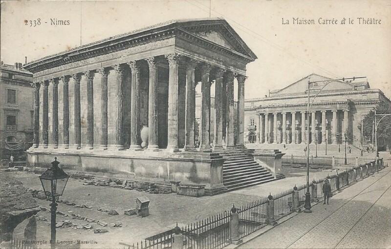 Carte postale ancienne La Maison Carrée et le Théâtre à Nîmes