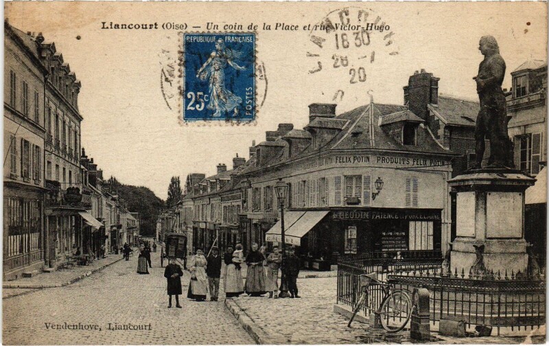 Carte postale ancienne Liancourt La Place Rue Victor Hugo à Liancourt
