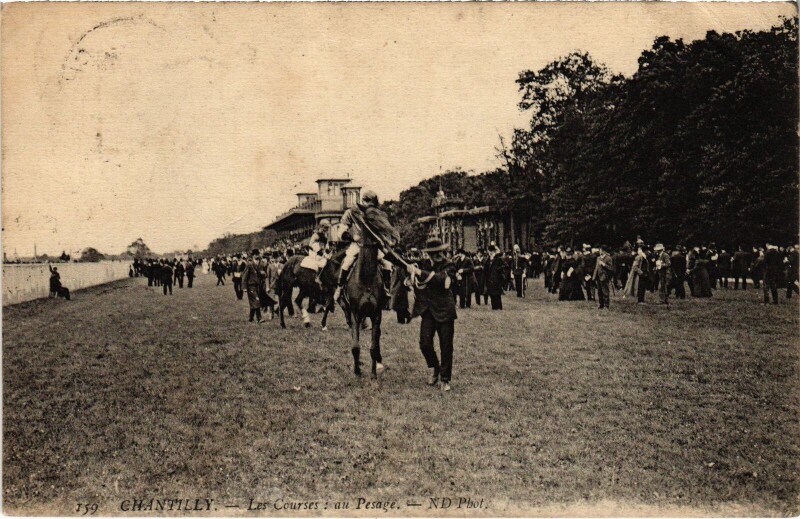 Carte postale ancienne Chantilly Les Courses au Pesage à Antilly