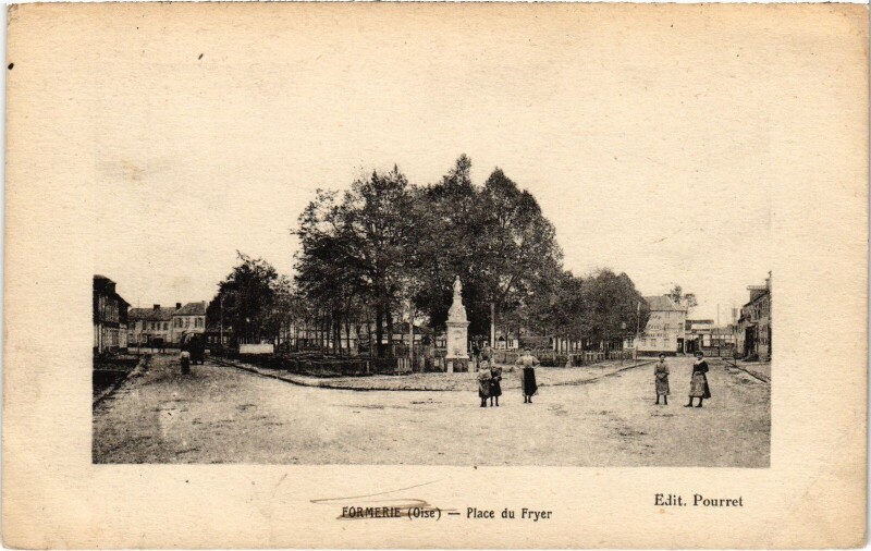 Carte postale ancienne Formerie Place du Fryer à Formerie