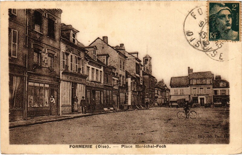 Carte postale ancienne Formerie Place Maréchal-Foch à Formerie