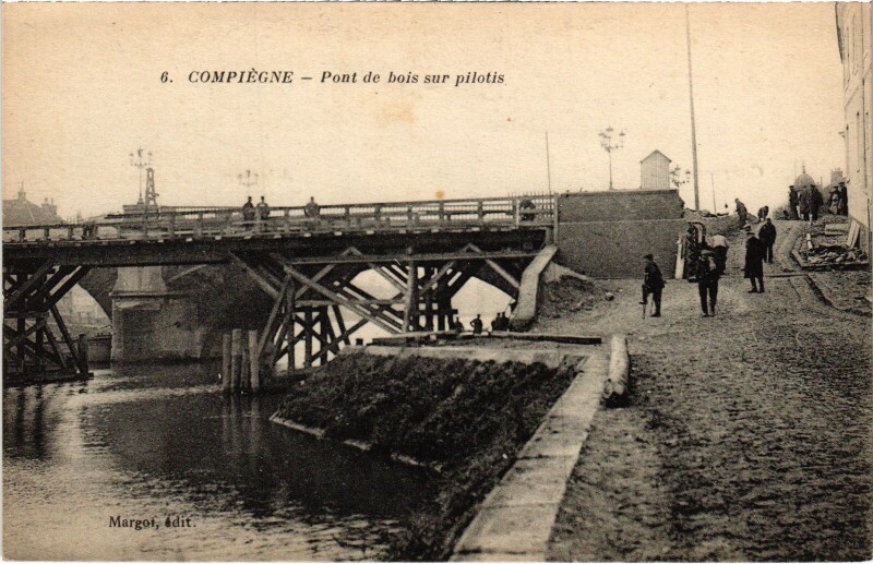 Carte postale ancienne Compiegne Pont de bois sur pilotis