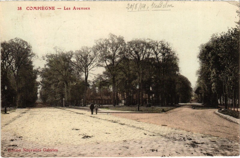 Carte postale ancienne Compiegne Les Avenues