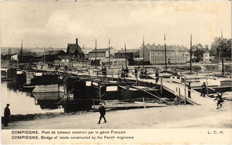 Carte postale ancienne Compiegne Pont de bateaux Guerre