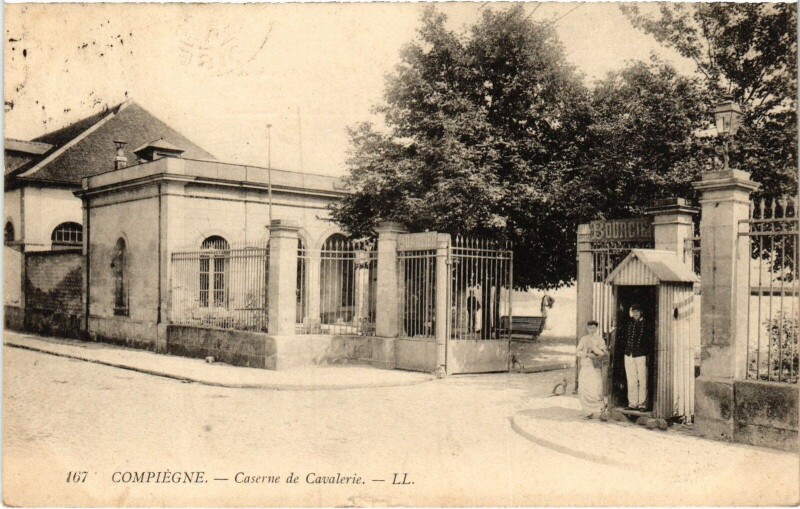 Carte postale ancienne Compiegne Caserne de Cavalerie
