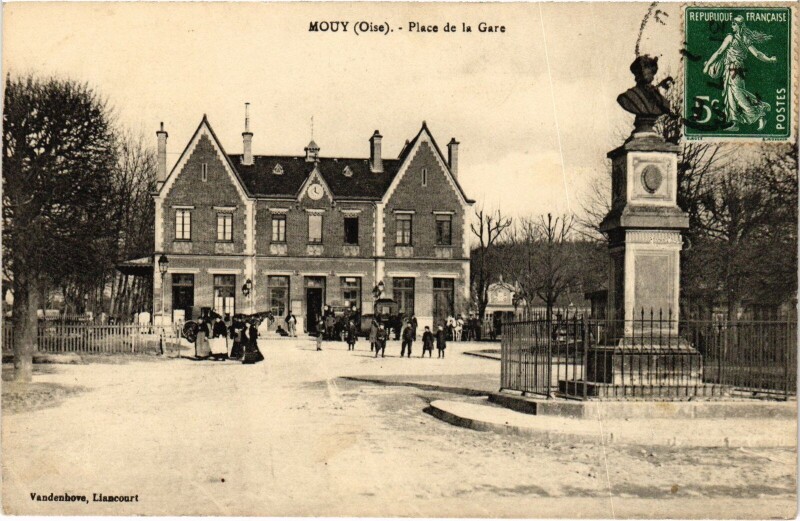 Carte postale ancienne Mouy Place de la Gare railway