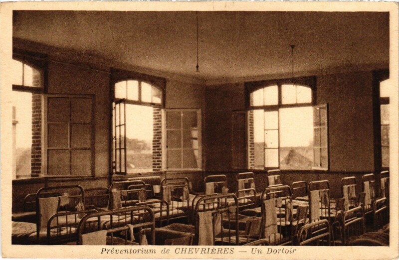 Carte postale ancienne Préventorium de Chevrieres Un dortoir