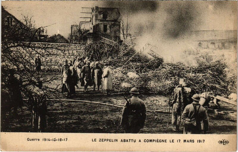Carte postale ancienne Compiegne Le Zeppelin Guerre
