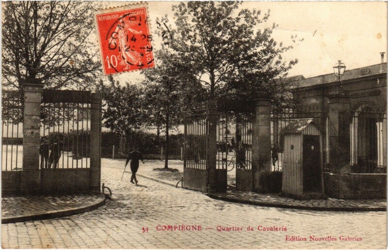Carte postale ancienne Compiegne Quartier de Cavalerie