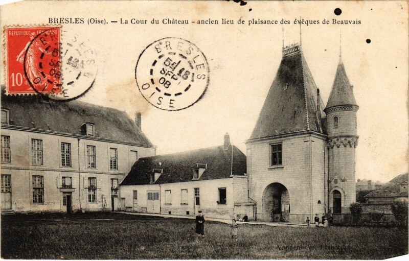 Carte postale ancienne Bresles Cour du Chateau à Bresles
