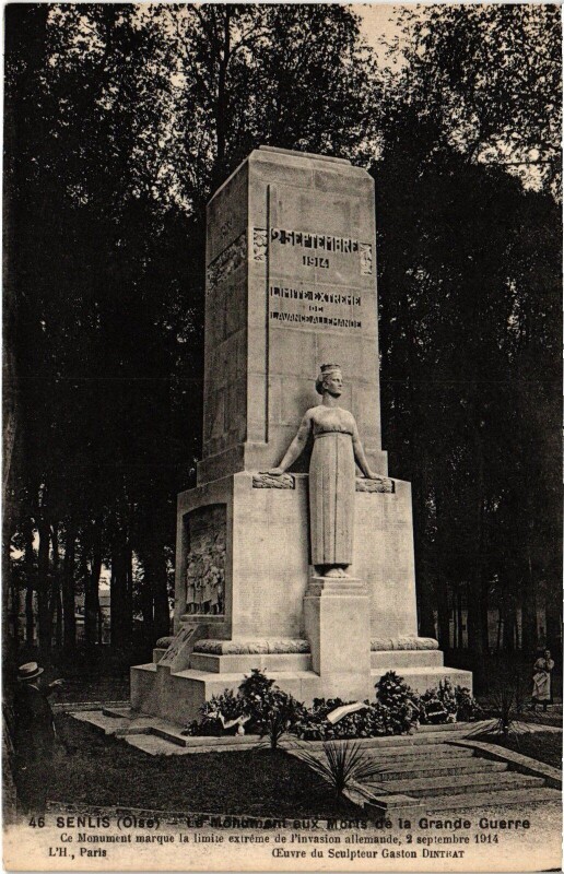 Carte postale ancienne Senlis Le Monument aux Morts à Senlis