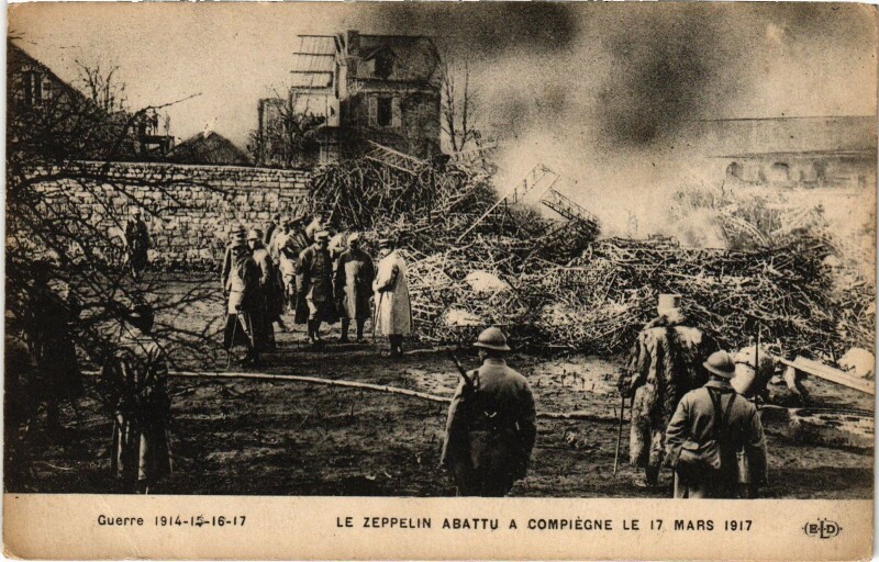 Carte postale ancienne Compiegne Le Zeppelin Guerre