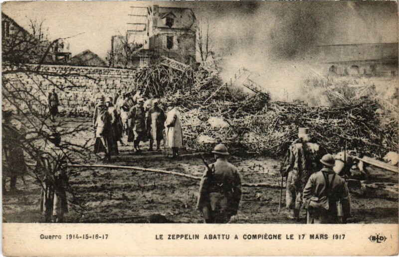 Carte postale ancienne Compiegne Le Zeppelin Guerre