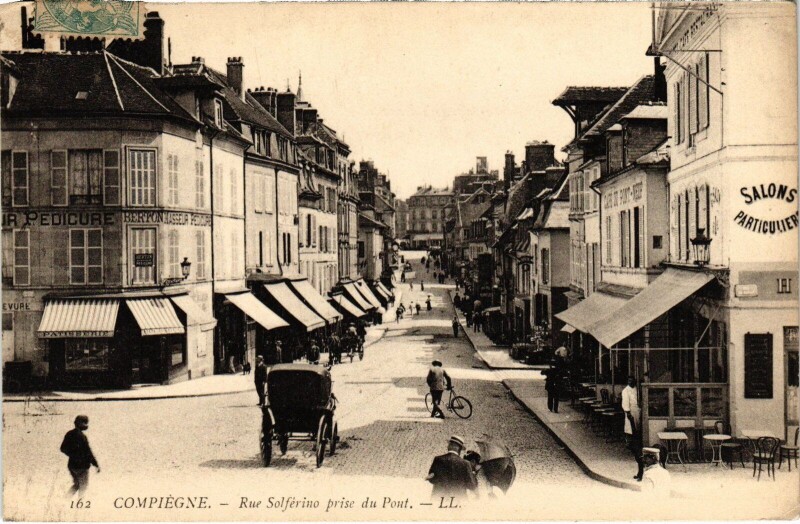 Carte postale ancienne Compiegne Rue Solférino pris du pont