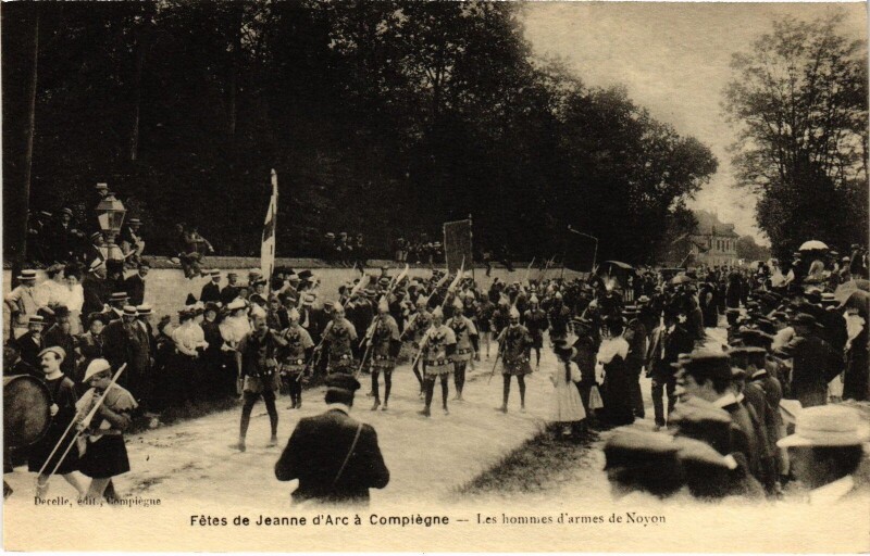 Carte postale ancienne Compiegne Fetes de Jeanne d'Arc Les hommes de Noyon à Noyon