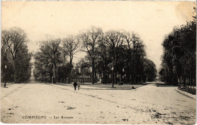Carte postale ancienne Compiegne Les Avenues