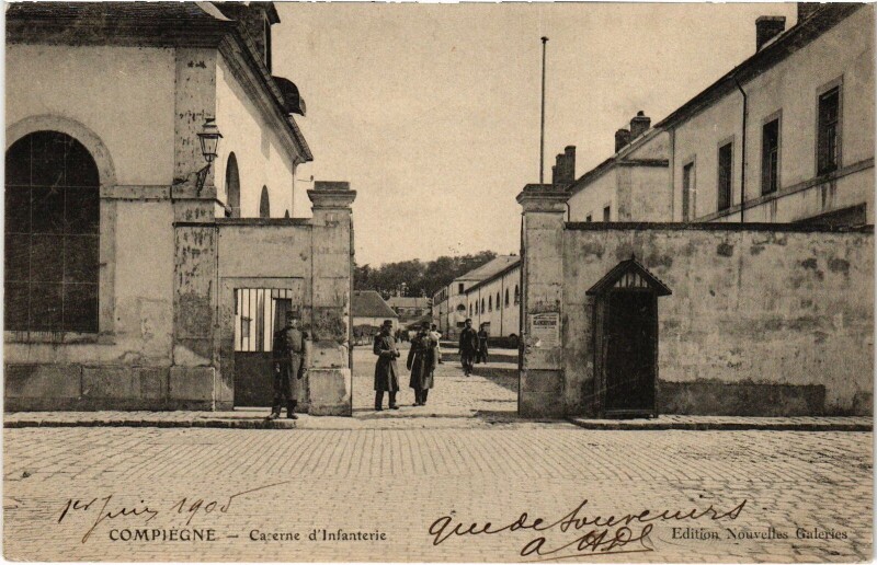 Carte postale ancienne Compiegne Caserne d'infanterie