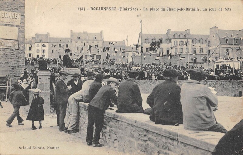 Carte postale ancienne Douarnenez - La Place Du Champ De Bataille - Un Jour De Fete à Douarnenez