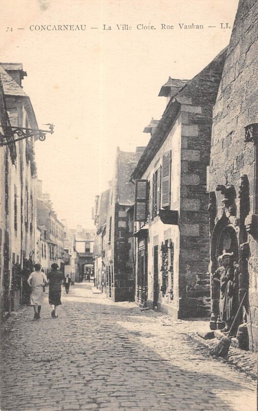Carte postale ancienne Concarneau - La Ville Close - Rue Vauban à Concarneau