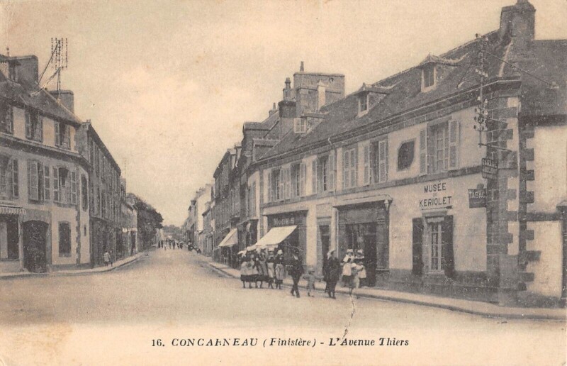 Carte postale ancienne Concarneau - Avenue Thiers - cliché rare à Concarneau