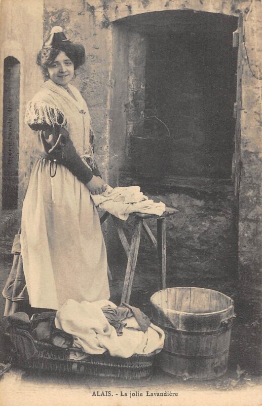 Carte postale ancienne Alais - La Jolie Lavandiere