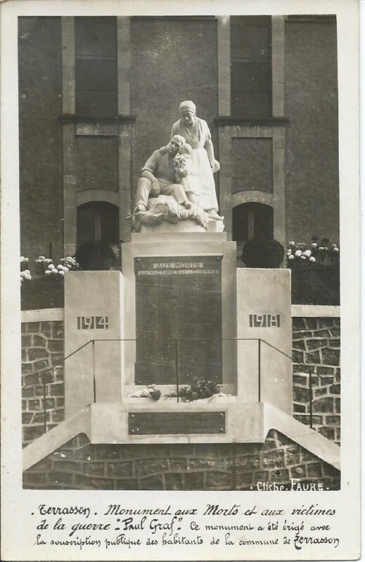 Carte postale ancienne Terrasson - Monument aux Morts à Terrasson-Lavilledieu