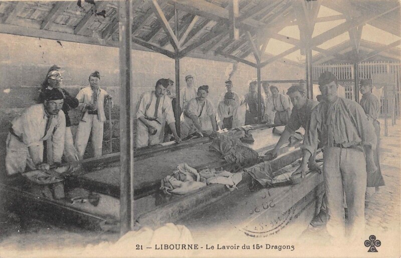 Carte postale ancienne Libourne - Le Lavoir Du 15e Dragons à Libourne