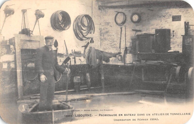 Carte postale ancienne Libourne / Promenade En Bateau Dans Un Atelier De Tonnellerie / Inondatio à Libourne