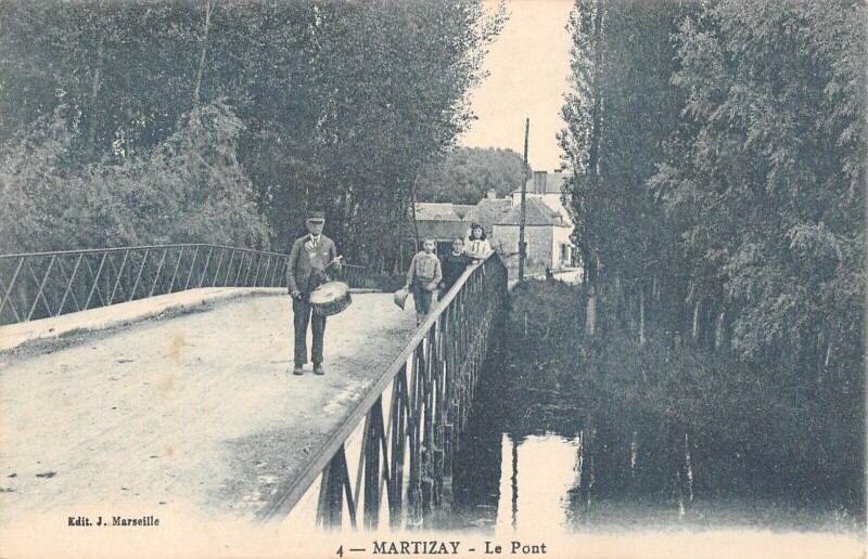 Carte postale ancienne Martizay - Le Pont - Tambour De Ville à Martizay