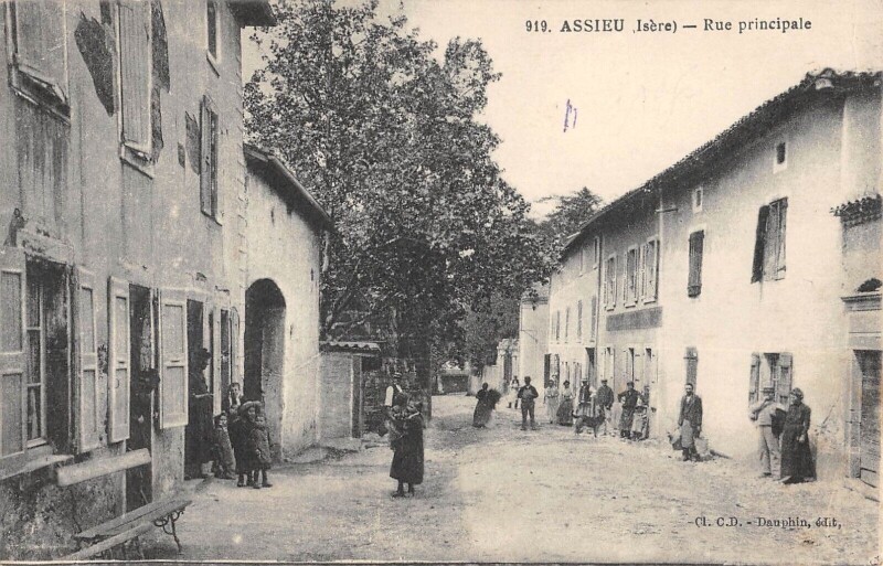 Carte postale ancienne Assieu - Rue Principale à Assieu