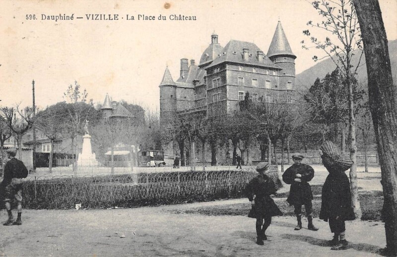 Carte postale ancienne Vizille - Place Du Chateau à Vizille