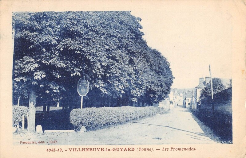 Carte postale ancienne Villeneuve La Guyard - Les Promenades - cliché rare à Menades