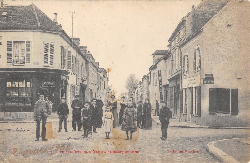 Carte postale ancienne Villeneuve La Guyard - Faubourg De Sens à Villeneuve-la-Guyard