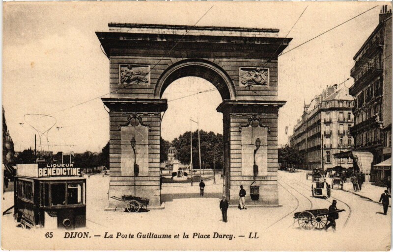 Carte postale ancienne Dijon La Porte Guillaume et la Place Darcy France à Dijon