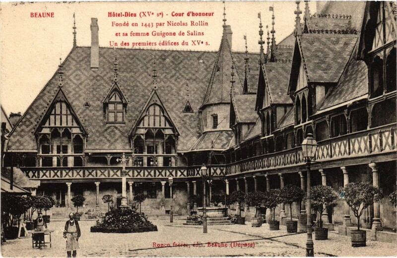 Carte postale ancienne Beaune Hotel-Dieu Cour d'Honneur France à Beaune