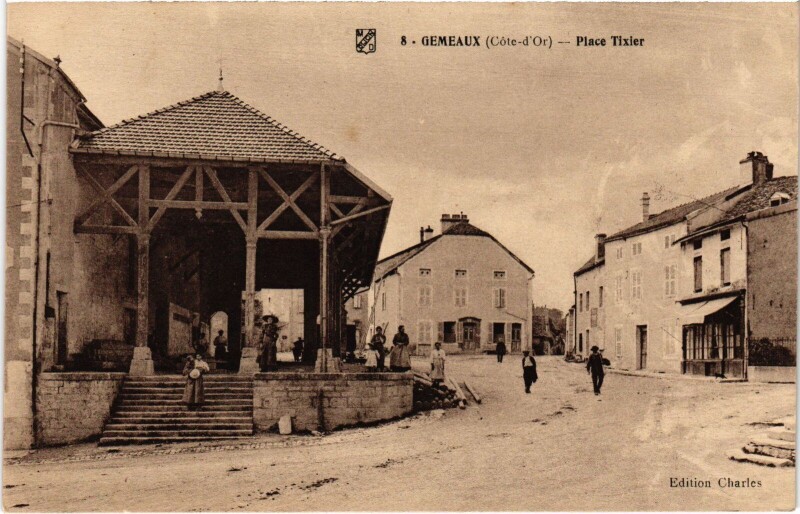 Carte postale ancienne Gemeaux Place Tixier France à Gemeaux