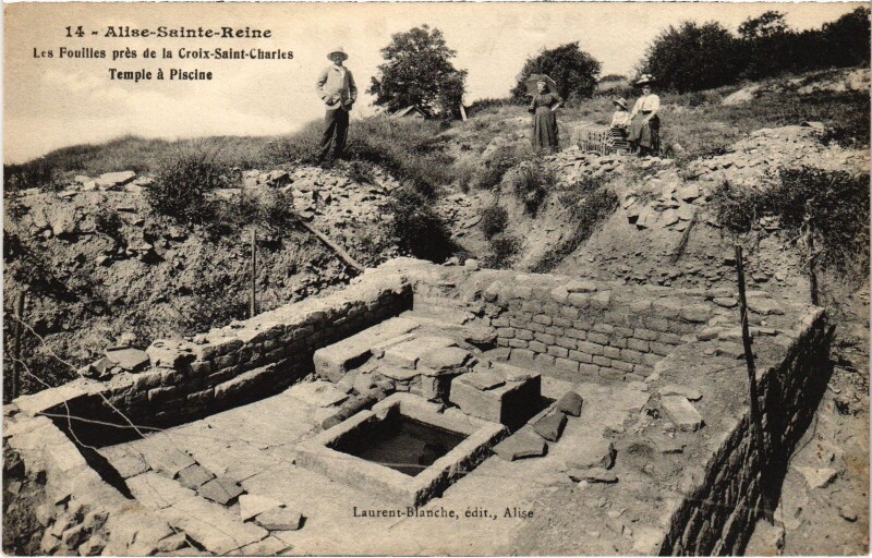 Carte postale ancienne Alise-Sainte-Reine Les Fouilles pres de la Croix France à Alise-Sainte-Reine